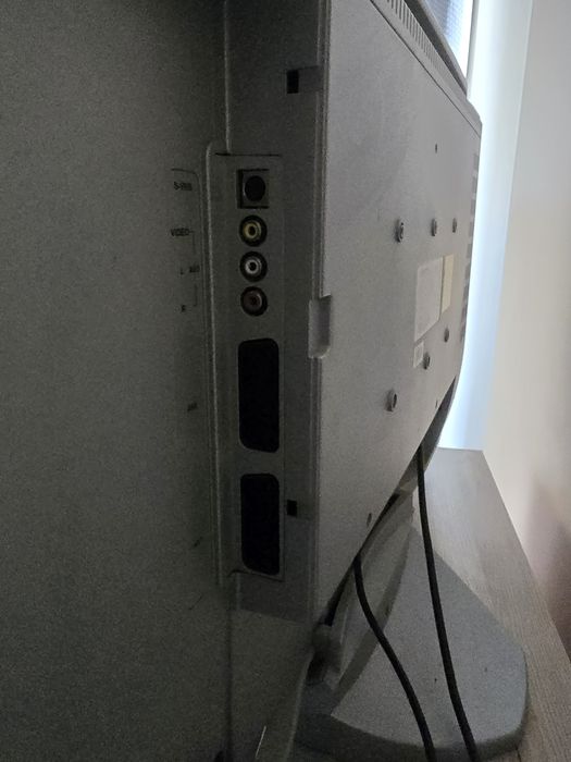 Telewizor GRUNDIG 32” LCD – sprawny, solidny, z podstawą