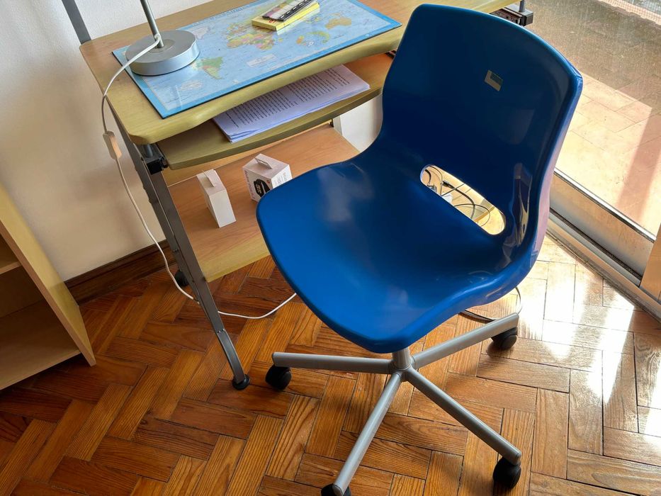 Para o seu filho : Secretária, cadeira e candeeiro - muito barato !