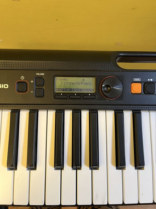 Продам синтезатор