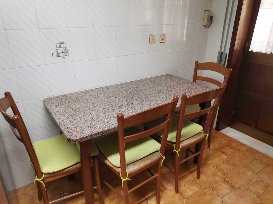 Mesa com tampo em granito e 4 cadeiras