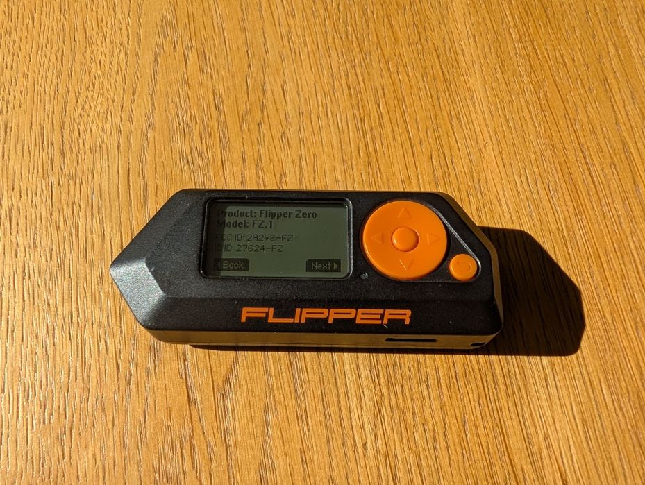 Flipper Zero Black Edition + Karta SanDisk Extreme PRO 32GB - Stan idealny