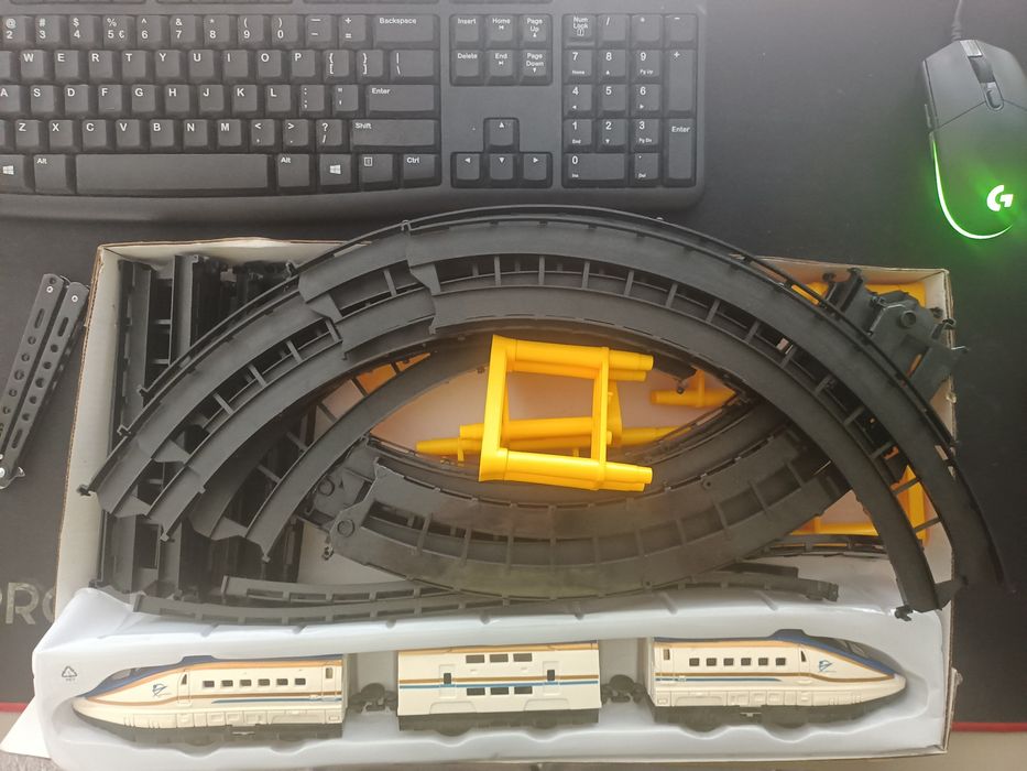 Pociąg na baterie jeżdżący po plastikowych torach