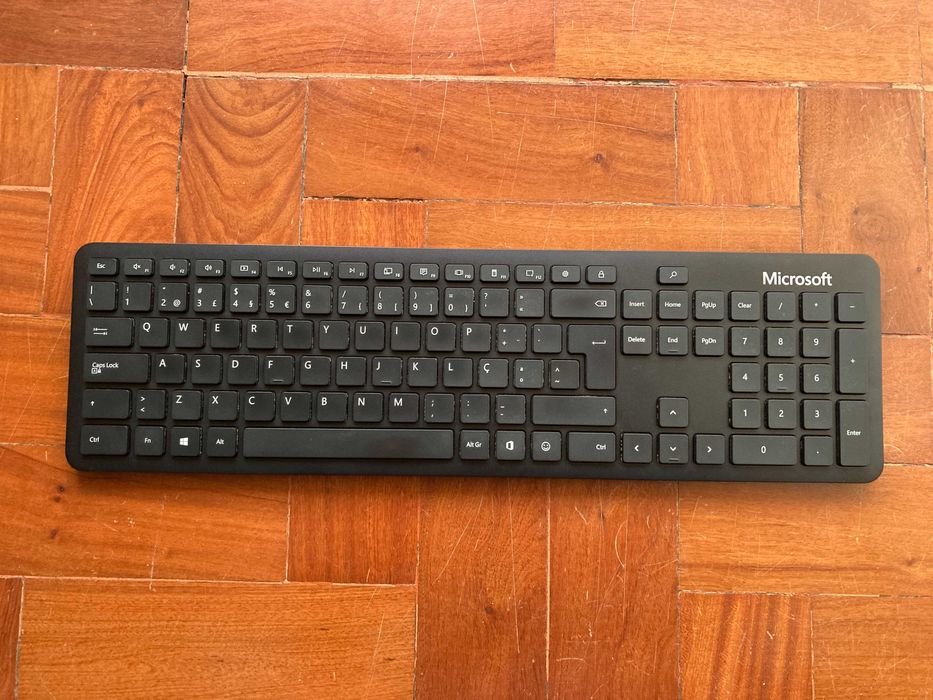Teclado Keyboard Microsoft Bluetooth QWERTY Portugal PT com Numpad