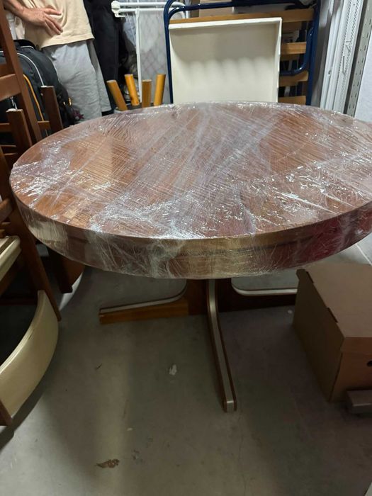 Mesa e cadeiras da Olaio