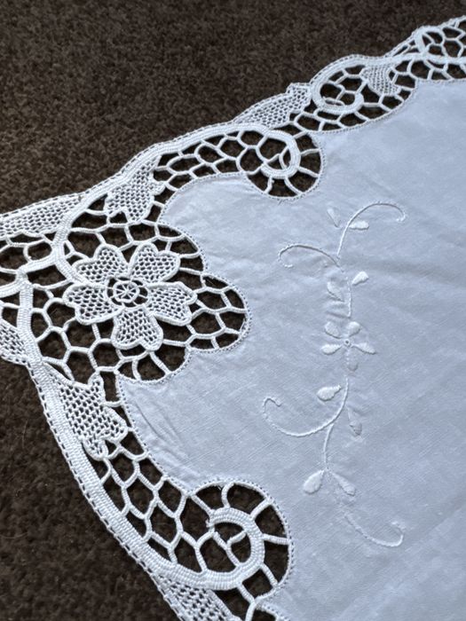 Obrus  kołkowy ręcznie wyszywany rękodzieło do kolekcji