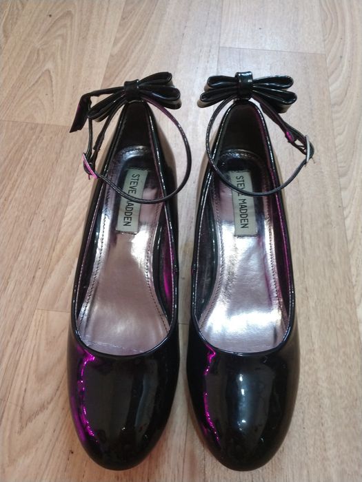 Лаковые черные туфли