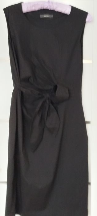 Czarna, taliowana sukienka ESPRIT midi