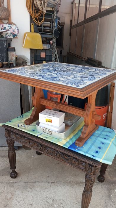 Mesa de Centro em Madeira Maciça com Painel Original de Azulejos Pintados à Mão – Eduardo Leite | Viúva Lamego