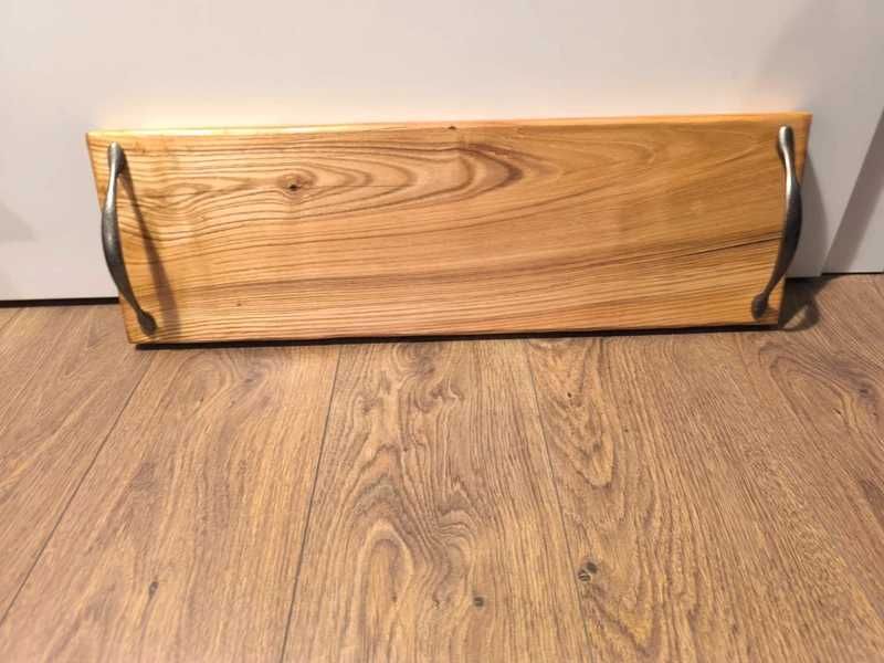 Drewniana deska do serwowania z metalowymi uchwytami – ręcznie robiona