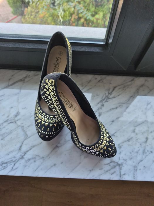 Czarno złote szpilki firmy Gorgeous