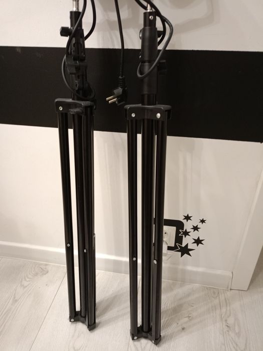 Reflektory LED+piloty i statywy oświetleniowe