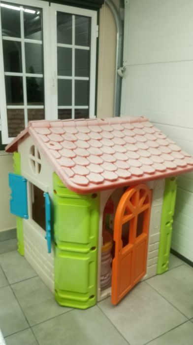 Casa para crianças brincar em muito bom estado.