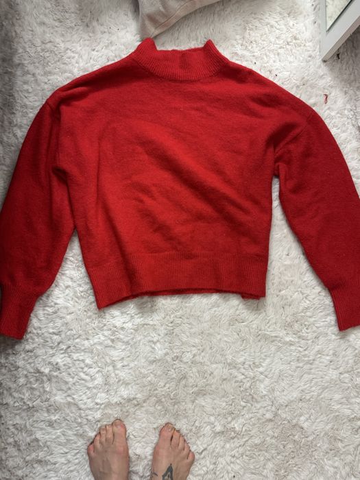 Czerwony sweter reserved