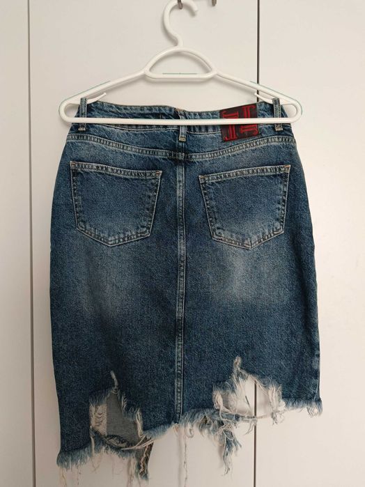 Рвана джинсова спідниця