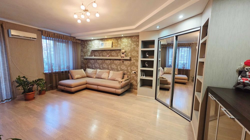 Продаж 3 кімнатної квартири з кабінетом в  центрі вул. Новосельського