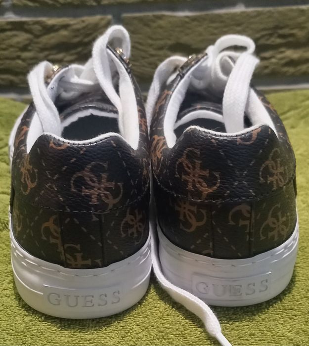 Кросівки для міста Guess.