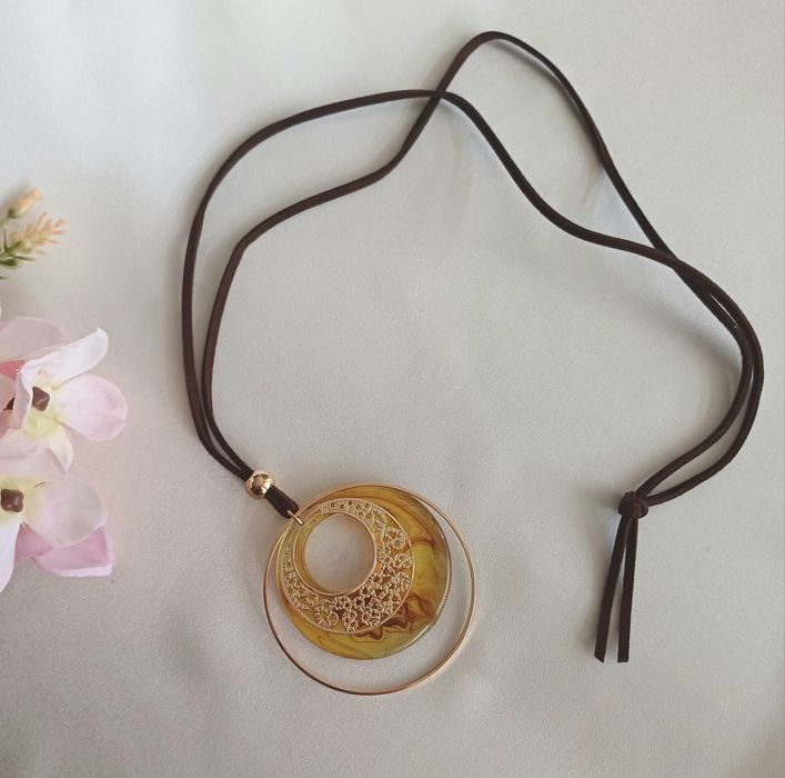 Naszyjnik na rzemyku- Bursztynowe koło