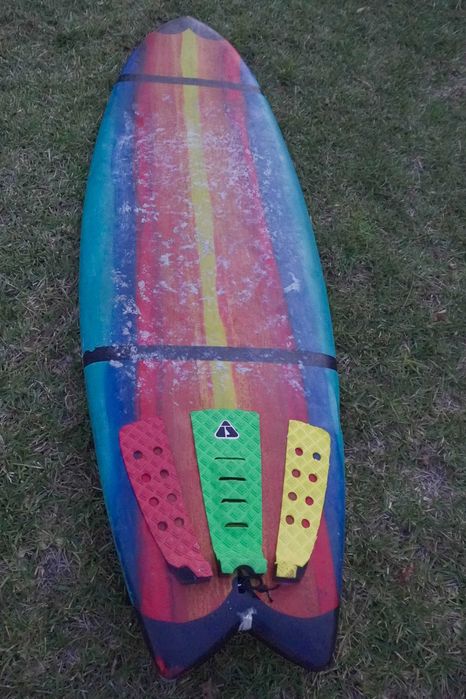 prancha fish 5’10 – Artesanal Africana (Twin Fin, Estilo Rasta)