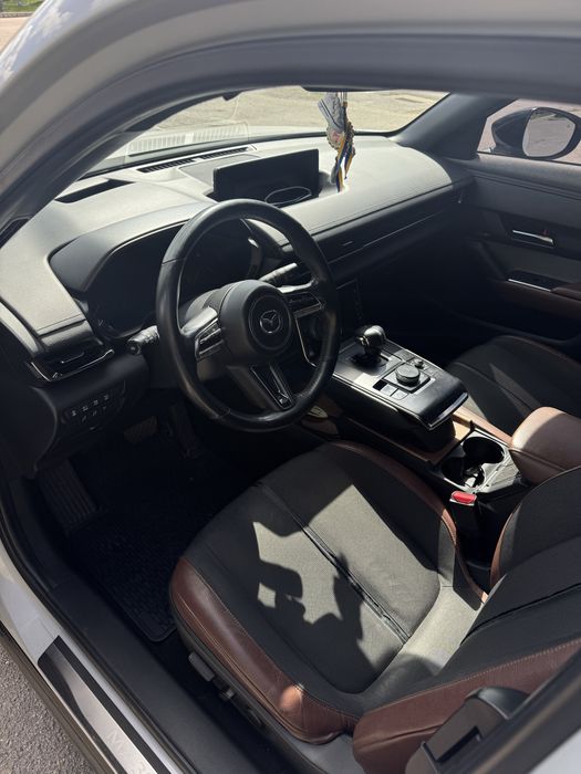 Автомобіль Mazda mx-30