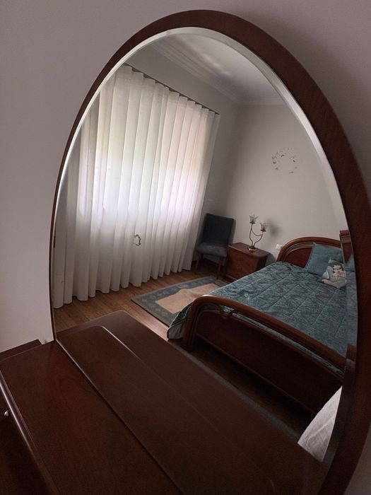Quarto de Casal Completo em Cerejeira (Cama + Cómoda c/ Espelho + 2 Mesas Cabeceira) + Colchão