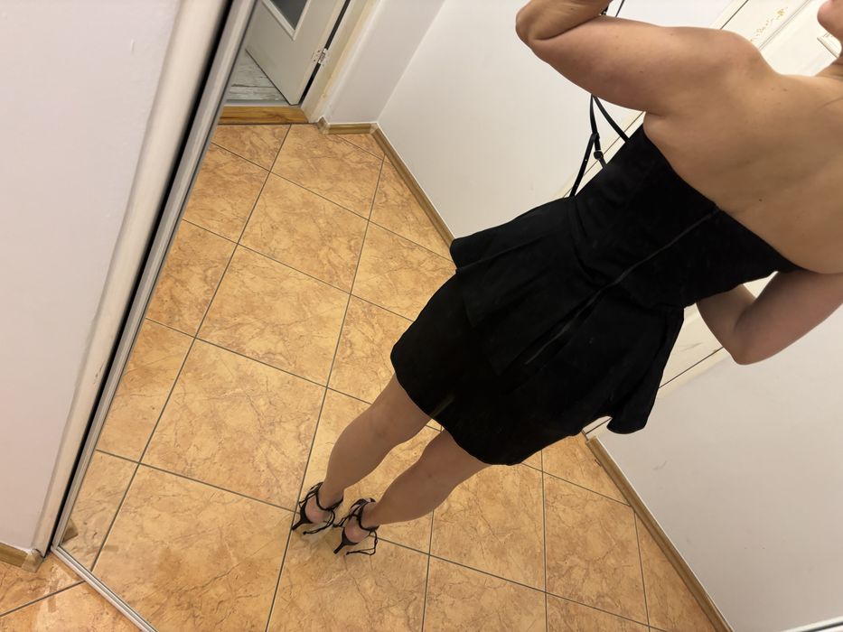 The kooples sukienka mała Czarna elegancka z baskinką falbanka