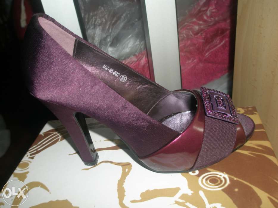 Sapatos bordeaux novos