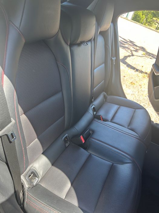 A venda Mercedes A200 com o pack amg line