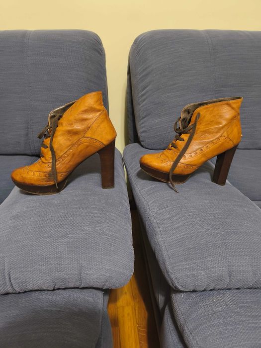Botins camel com salto alto, plataforma e atacadores — n.º 39