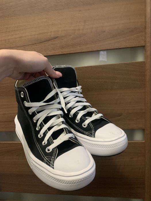 Продам кеди олягнені декілька разів