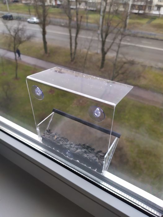 Годівничка для птахів на вікно