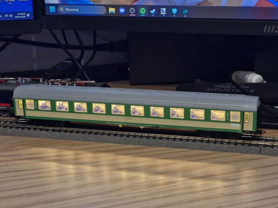 Wagon Robo PKP IC Zielono-Kremowy Oświetlenie