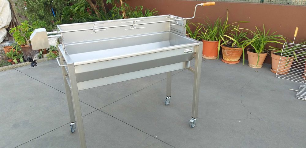 Grelhador Inox Rodas Para Leitao, Pernil, Frangos e Febras