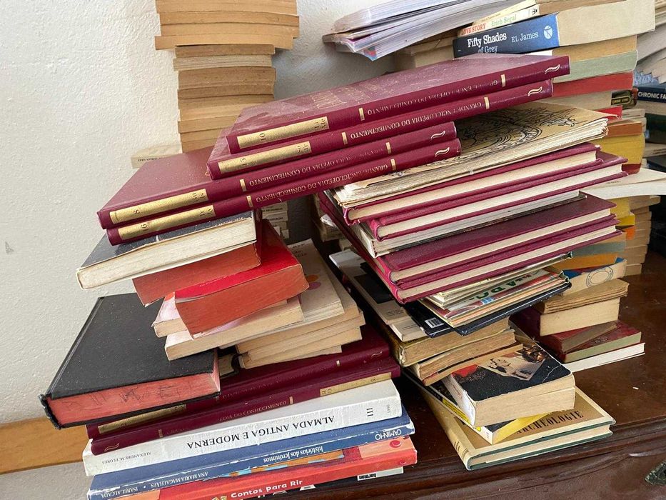 Lote de 200 livros, diferentes areas
a  recolha e feita em benavente