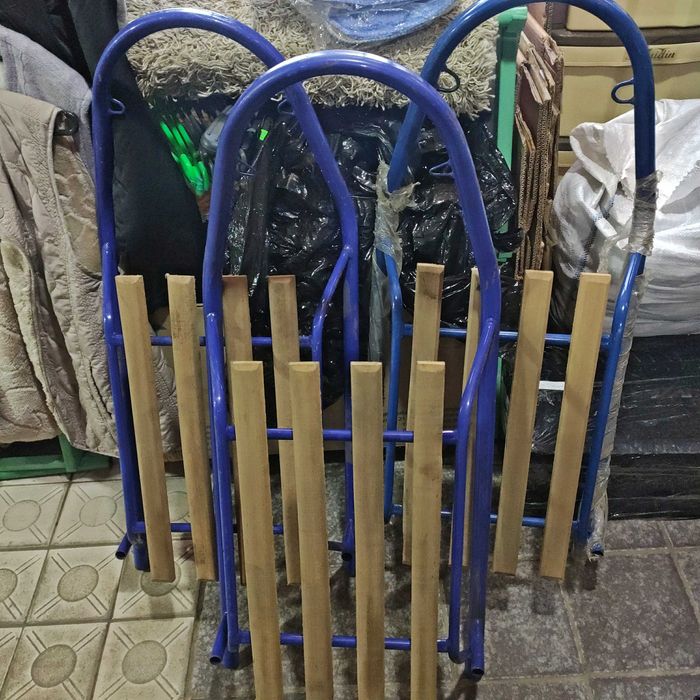 Санки разные с мягкими сиденьями и деревянными планками,распродажа