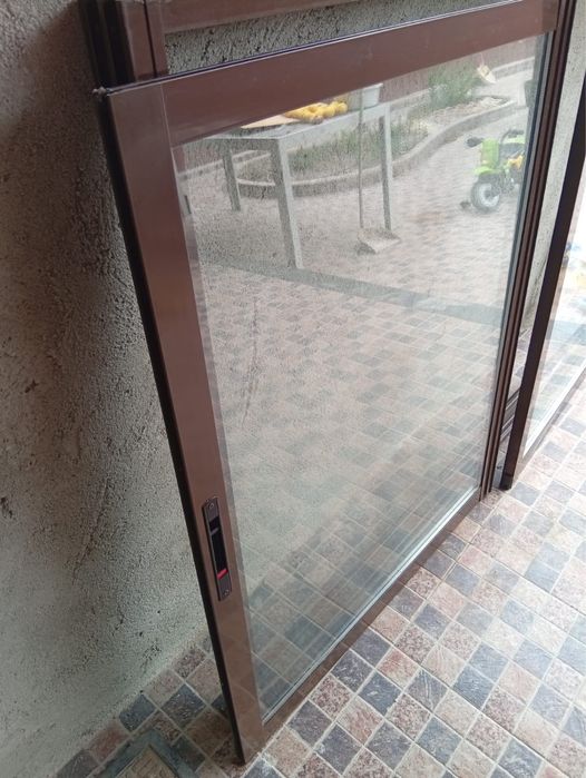 Janela em alumínio de cor castanha