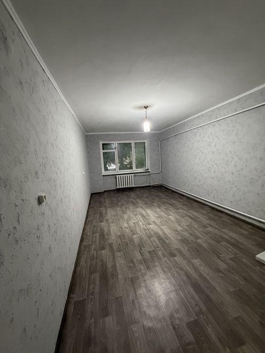 Продам 2-х кімнатну квартиру в центрі с.Шишаки з гаражем.