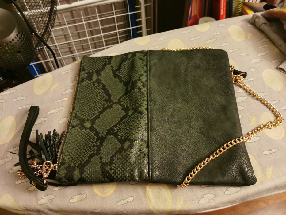 Mala tiracolo verde com alça com corrente dourada