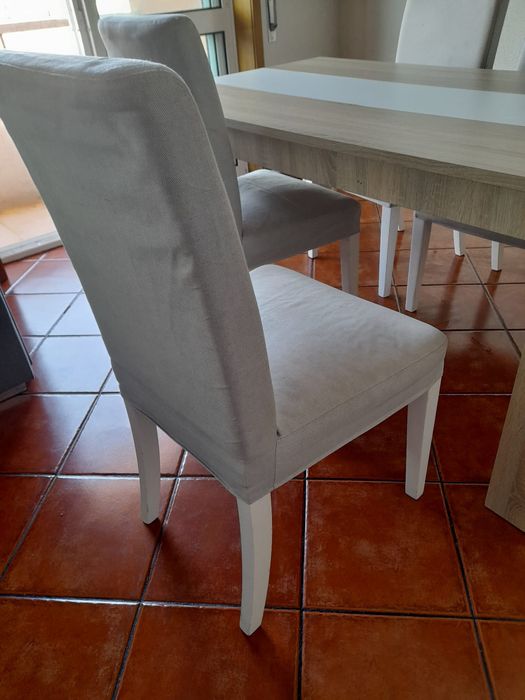 4 cadeiras com tecido cinza