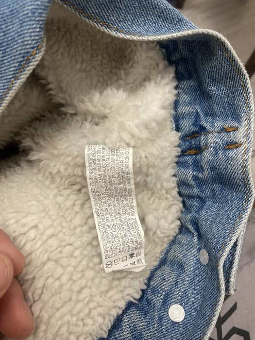 Чоловіча джинсова куртка на овчині зимова утеплена хутром блакитна