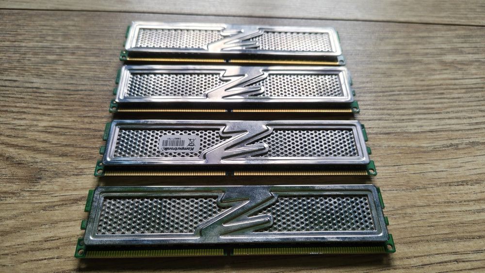 Pamięć RAM 4 x 1 GB OCZ PC2 6400 DDR2.
