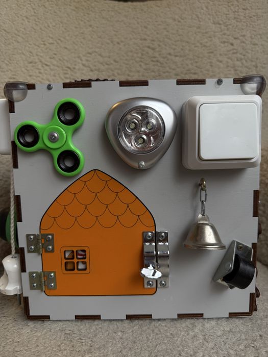 Бізі куб дитячій