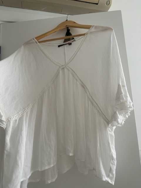 túnica branca com mangas larga com folhos