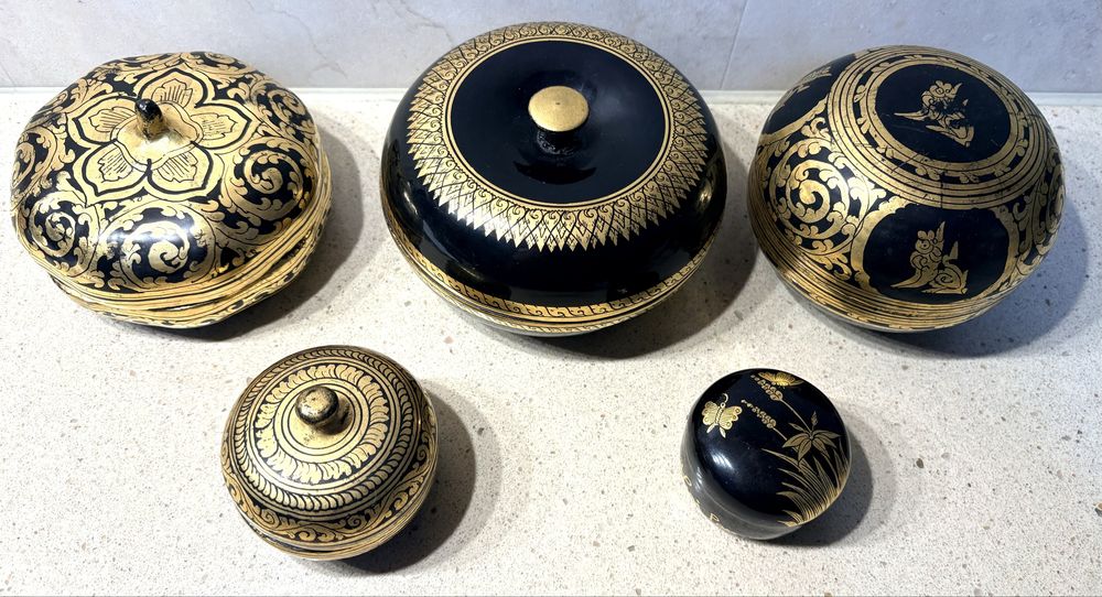 Lindas antigas caixas asiáticas em charão lacado e dourado