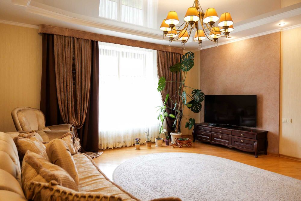 Просторе домоволодіння в передмісті, поблизу лісу!