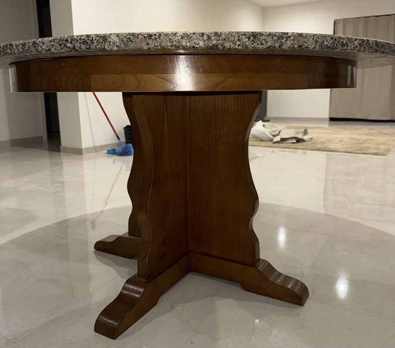 Mesa Redonda em Granito e Madeira Maciça