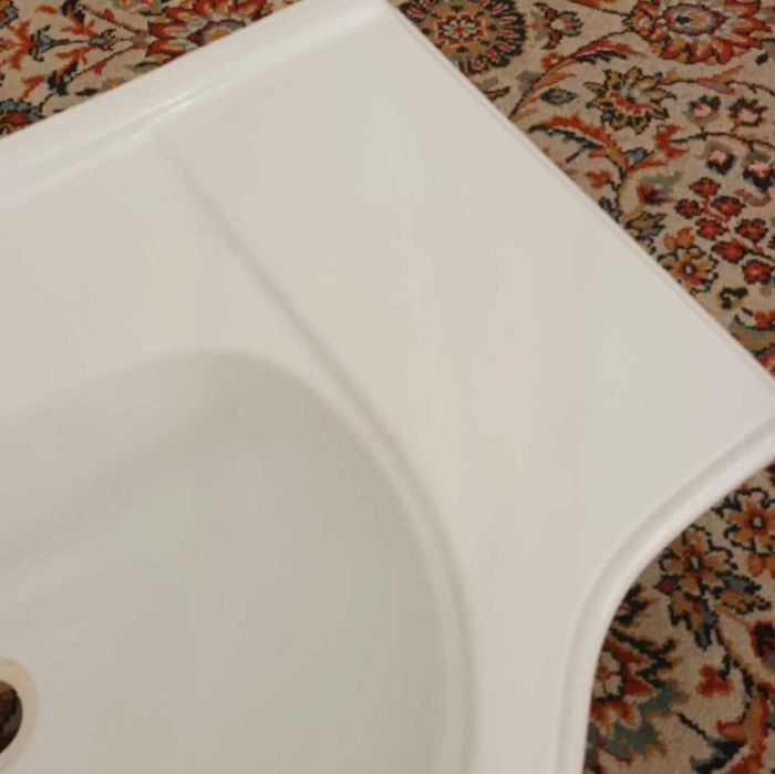 Lavatório de casa de banho, prateleiras, espelho