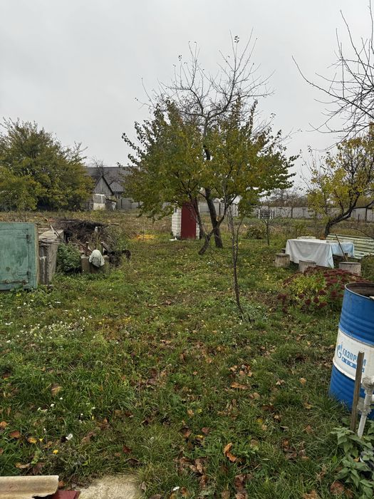 Продам ділянку у Фурсах з фундаментом, світлом і скваженою