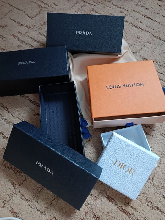 Коробки прада, луі вітон, діор