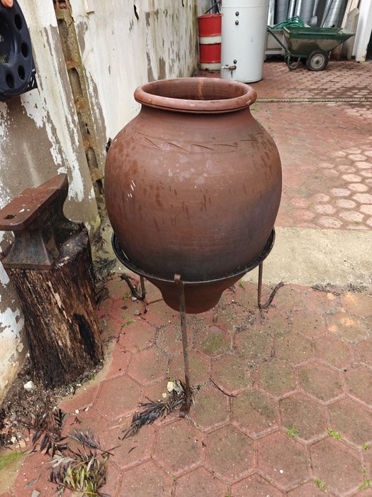 Vaso de barro e base de ferro
