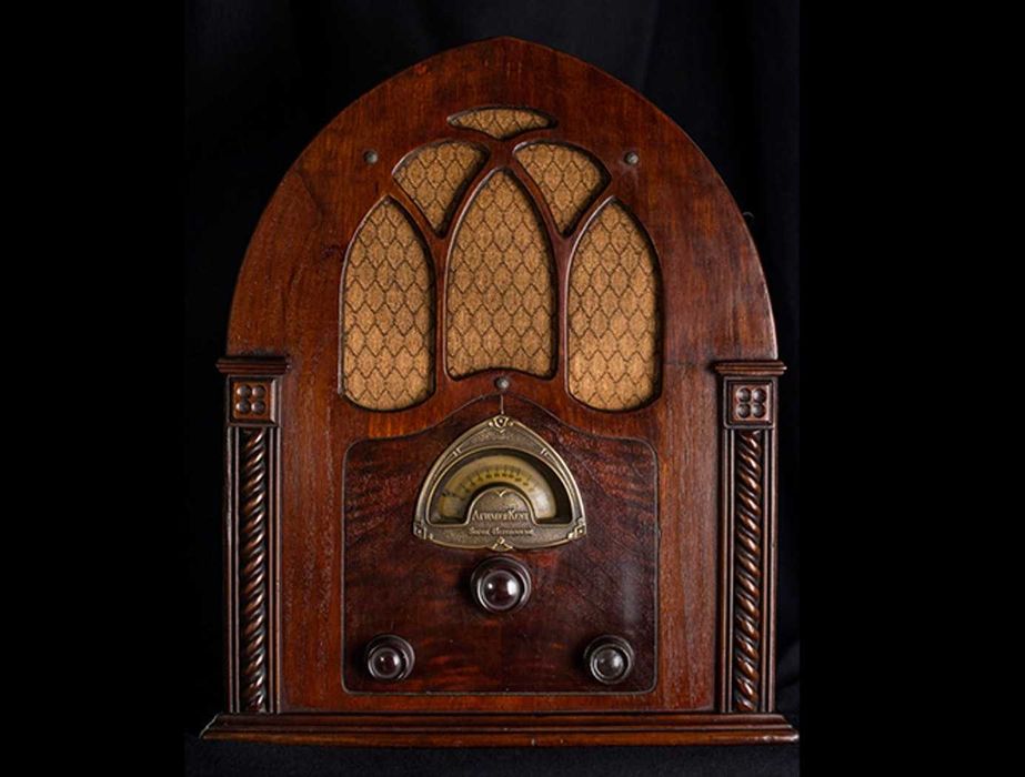 Rádio a válvulas antigo